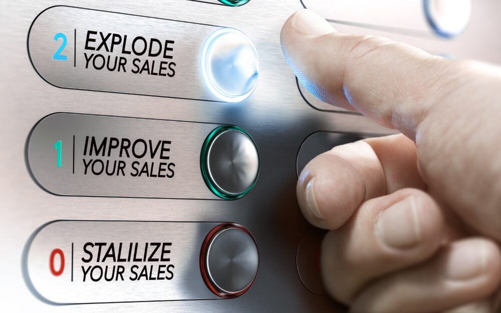 Finger der trykker på elevatorknappen "Explode your sales" – symboliserer den hurtige udrulning af Salesforce Sales Cloud og Einstein High Velocity Sales på blot fire uger hos SameSystem.