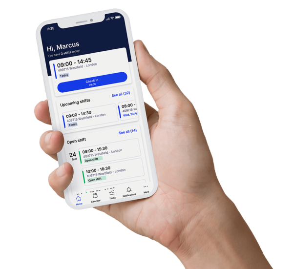 En hånd der holder en smartphone med SameSystems mobilapp til vagtplanlægning og medarbejderstyring