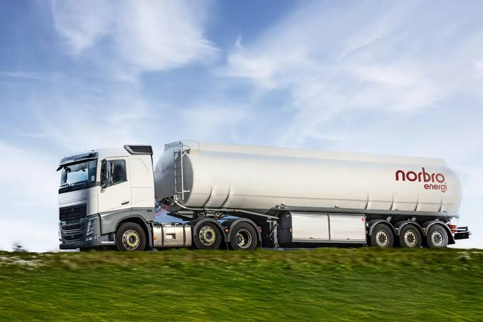 White Norbro Energi tanker truck on the road – symbolises efficient logistics and data movement between Business Central and Salesforce.
