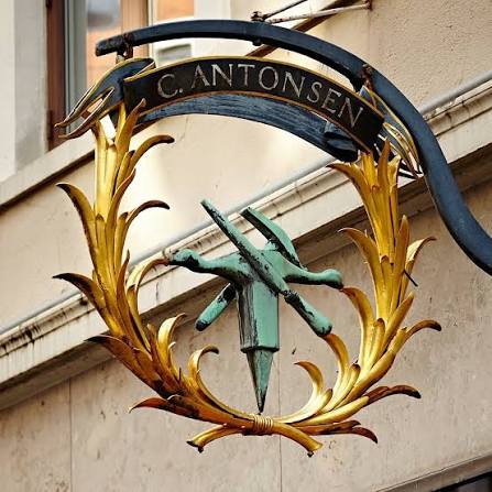 Guldsmed C. Antonsen – Det klassiske guldbelagte facadeskilt og logo i Odense