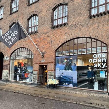 One Open Sky butik i København med ski- og vandsportsudstyr, der anvender Customers 1st kassesystem integreret med Business Central.